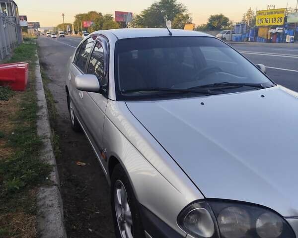 Серый Тойота Авенсис, объемом двигателя 1.76 л и пробегом 350 тыс. км за 3499 $, фото 1 на Automoto.ua