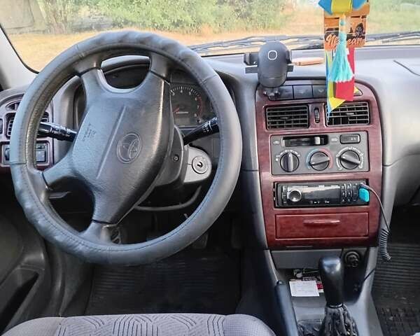 Серый Тойота Авенсис, объемом двигателя 1.76 л и пробегом 432 тыс. км за 3000 $, фото 4 на Automoto.ua