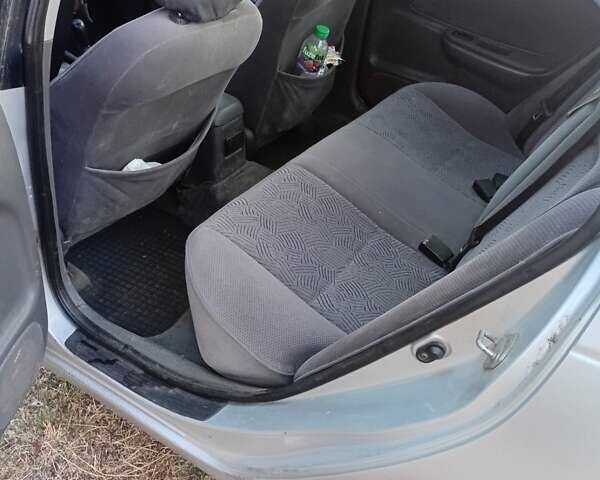 Серый Тойота Авенсис, объемом двигателя 1.76 л и пробегом 432 тыс. км за 3000 $, фото 2 на Automoto.ua