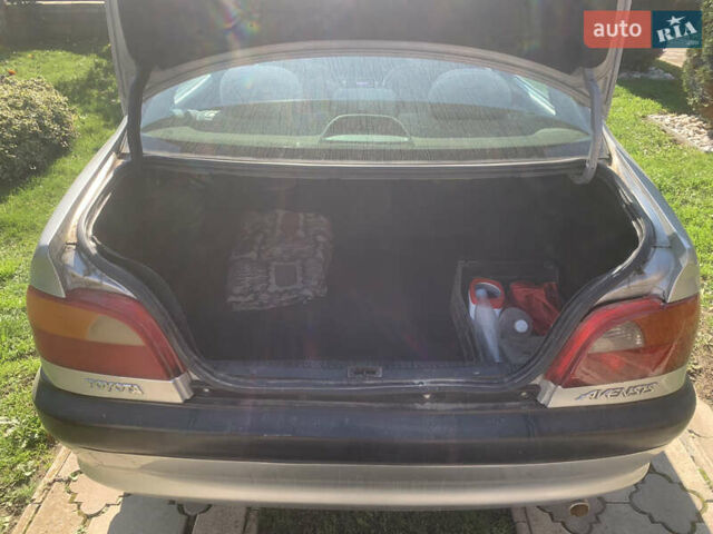 Серый Тойота Авенсис, объемом двигателя 1.8 л и пробегом 270 тыс. км за 3000 $, фото 3 на Automoto.ua