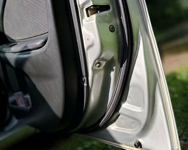 Сірий Тойота Авенсіс, об'ємом двигуна 1.79 л та пробігом 260 тис. км за 2800 $, фото 13 на Automoto.ua