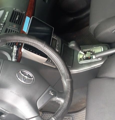 Серый Тойота Авенсис, объемом двигателя 2 л и пробегом 111 тыс. км за 4713 $, фото 5 на Automoto.ua