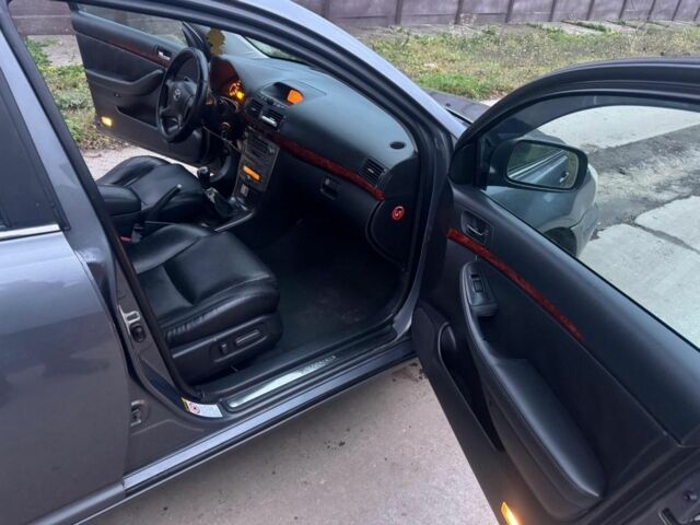 Сірий Тойота Авенсіс, об'ємом двигуна 2 л та пробігом 300 тис. км за 2600 $, фото 6 на Automoto.ua