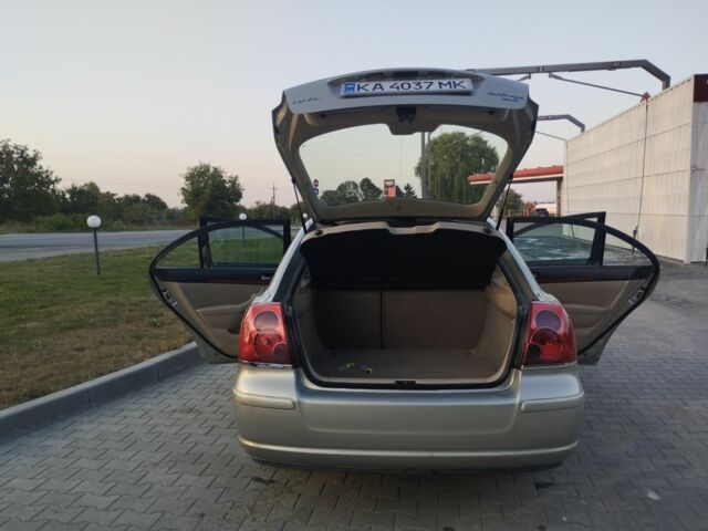 Серый Тойота Авенсис, объемом двигателя 2 л и пробегом 340 тыс. км за 5600 $, фото 6 на Automoto.ua