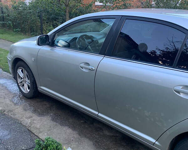 Серый Тойота Авенсис, объемом двигателя 2 л и пробегом 298 тыс. км за 5300 $, фото 3 на Automoto.ua