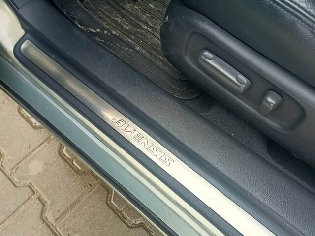 Серый Тойота Авенсис, объемом двигателя 2 л и пробегом 250 тыс. км за 4100 $, фото 5 на Automoto.ua