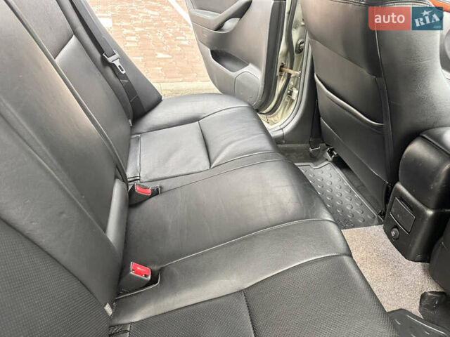 Серый Тойота Авенсис, объемом двигателя 2 л и пробегом 250 тыс. км за 4650 $, фото 57 на Automoto.ua