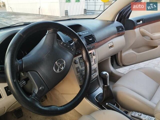 Серый Тойота Авенсис, объемом двигателя 2 л и пробегом 340 тыс. км за 5800 $, фото 4 на Automoto.ua