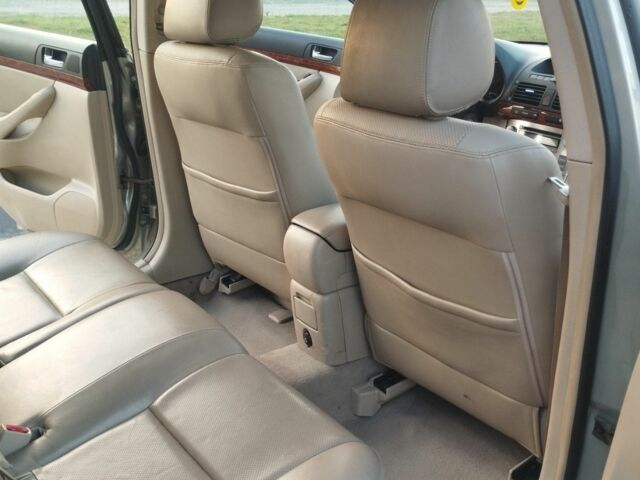 Серый Тойота Авенсис, объемом двигателя 2 л и пробегом 340 тыс. км за 5600 $, фото 3 на Automoto.ua