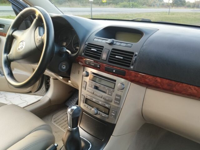 Серый Тойота Авенсис, объемом двигателя 2 л и пробегом 340 тыс. км за 5600 $, фото 4 на Automoto.ua