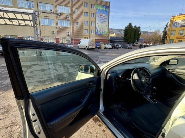 Серый Тойота Авенсис, объемом двигателя 2 л и пробегом 207 тыс. км за 2341 $, фото 7 на Automoto.ua