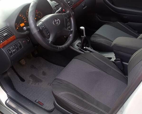 Серый Тойота Авенсис, объемом двигателя 2 л и пробегом 219 тыс. км за 6100 $, фото 3 на Automoto.ua