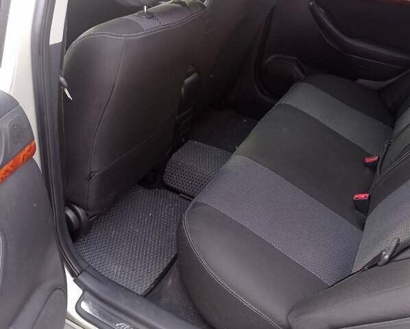 Серый Тойота Авенсис, объемом двигателя 2 л и пробегом 219 тыс. км за 6100 $, фото 8 на Automoto.ua