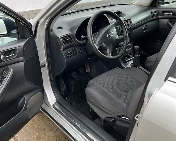 Серый Тойота Авенсис, объемом двигателя 2 л и пробегом 371 тыс. км за 5500 $, фото 14 на Automoto.ua
