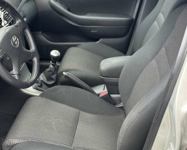 Серый Тойота Авенсис, объемом двигателя 2.2 л и пробегом 320 тыс. км за 6050 $, фото 1 на Automoto.ua
