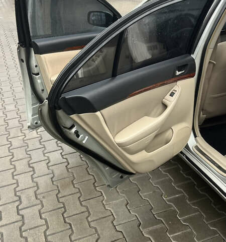 Серый Тойота Авенсис, объемом двигателя 2 л и пробегом 168 тыс. км за 6500 $, фото 9 на Automoto.ua