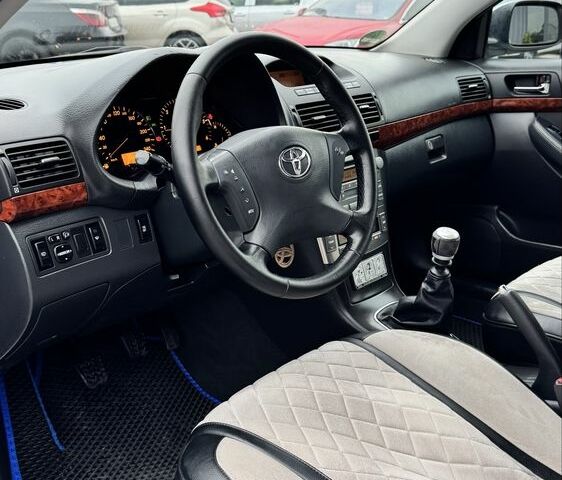 Серый Тойота Авенсис, объемом двигателя 2.2 л и пробегом 218 тыс. км за 6600 $, фото 10 на Automoto.ua