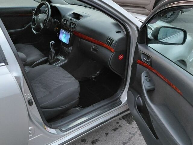 Серый Тойота Авенсис, объемом двигателя 1.8 л и пробегом 390 тыс. км за 4500 $, фото 4 на Automoto.ua