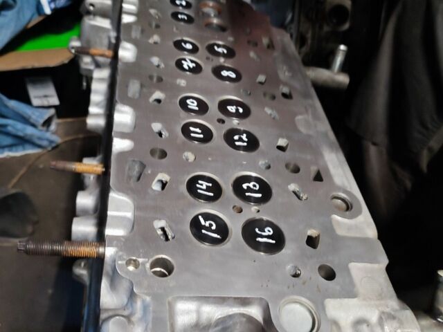 Серый Тойота Авенсис, объемом двигателя 2 л и пробегом 210 тыс. км за 7500 $, фото 2 на Automoto.ua