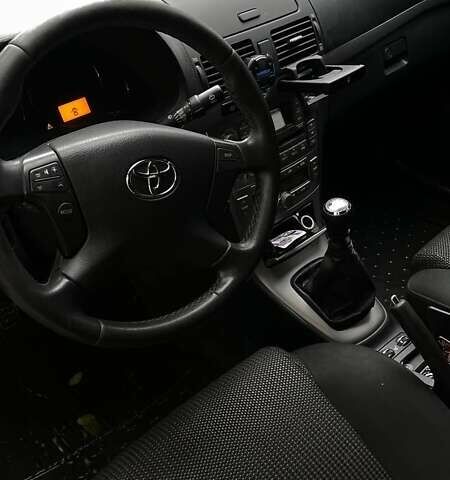 Серый Тойота Авенсис, объемом двигателя 2 л и пробегом 220 тыс. км за 7500 $, фото 1 на Automoto.ua