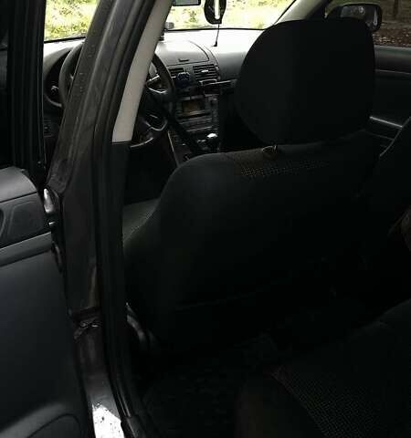 Серый Тойота Авенсис, объемом двигателя 2 л и пробегом 220 тыс. км за 7500 $, фото 2 на Automoto.ua