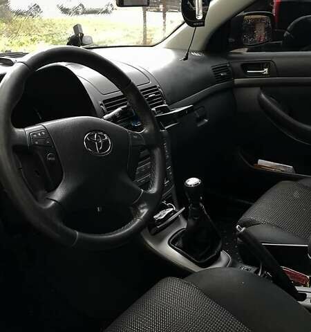 Серый Тойота Авенсис, объемом двигателя 2 л и пробегом 220 тыс. км за 7500 $, фото 4 на Automoto.ua