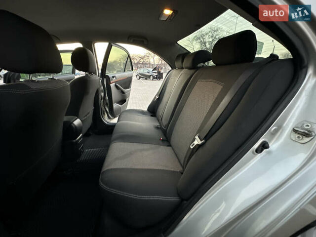 Серый Тойота Авенсис, объемом двигателя 1.79 л и пробегом 200 тыс. км за 5000 $, фото 27 на Automoto.ua