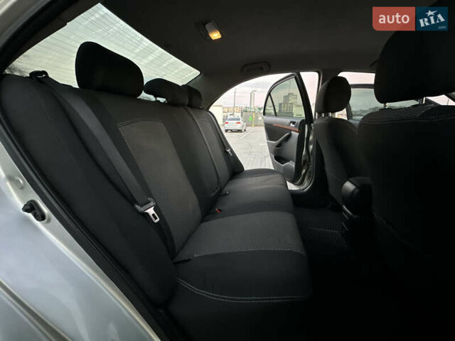 Серый Тойота Авенсис, объемом двигателя 1.79 л и пробегом 200 тыс. км за 5000 $, фото 23 на Automoto.ua