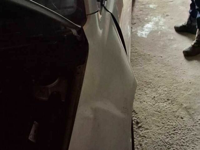 Сірий Тойота Авенсіс, об'ємом двигуна 1.6 л та пробігом 320 тис. км за 2500 $, фото 9 на Automoto.ua