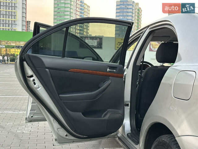 Серый Тойота Авенсис, объемом двигателя 1.79 л и пробегом 200 тыс. км за 5000 $, фото 25 на Automoto.ua