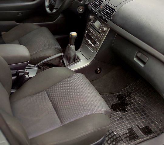 Серый Тойота Авенсис, объемом двигателя 1.8 л и пробегом 392 тыс. км за 5999 $, фото 3 на Automoto.ua