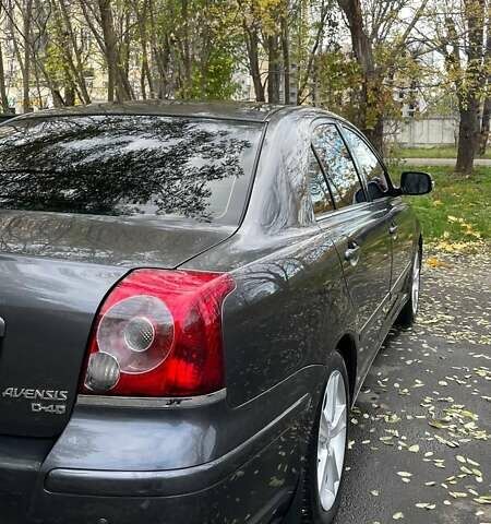 Серый Тойота Авенсис, объемом двигателя 2 л и пробегом 220 тыс. км за 7500 $, фото 7 на Automoto.ua