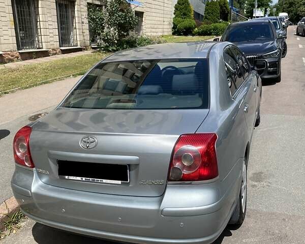 Серый Тойота Авенсис, объемом двигателя 1.8 л и пробегом 345 тыс. км за 6500 $, фото 1 на Automoto.ua