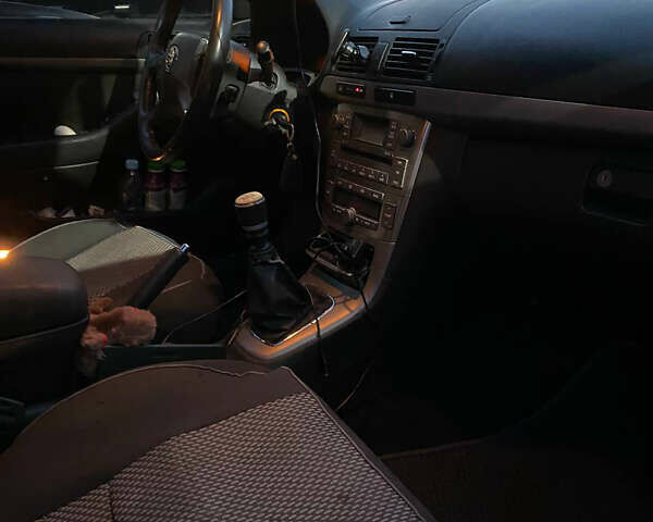 Серый Тойота Авенсис, объемом двигателя 2 л и пробегом 261 тыс. км за 6500 $, фото 11 на Automoto.ua