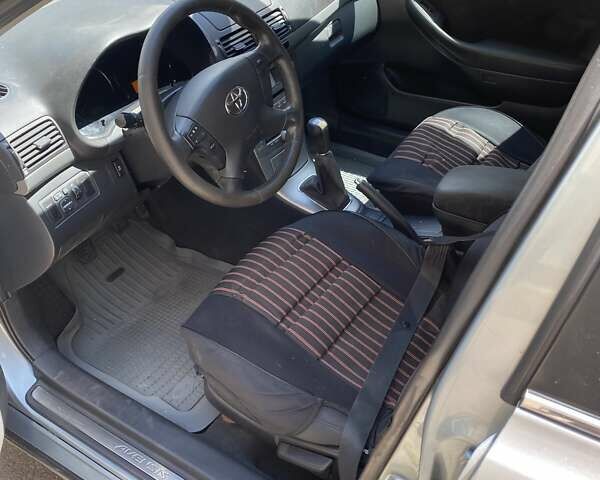 Серый Тойота Авенсис, объемом двигателя 1.8 л и пробегом 345 тыс. км за 6500 $, фото 5 на Automoto.ua