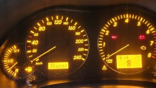 Серый Тойота Авенсис, объемом двигателя 0 л и пробегом 205 тыс. км за 7100 $, фото 4 на Automoto.ua