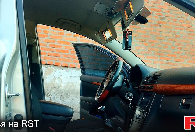 Серый Тойота Авенсис, объемом двигателя 1.8 л и пробегом 200 тыс. км за 7500 $, фото 5 на Automoto.ua