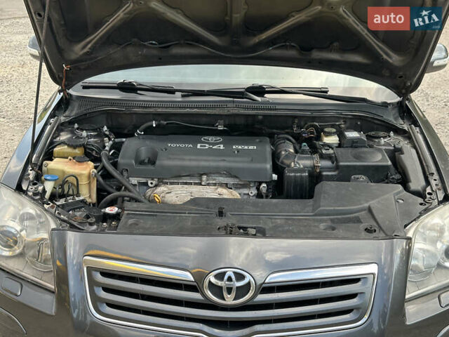 Серый Тойота Авенсис, объемом двигателя 2 л и пробегом 210 тыс. км за 6800 $, фото 17 на Automoto.ua