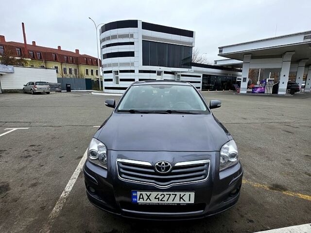 Серый Тойота Авенсис, объемом двигателя 1.8 л и пробегом 240 тыс. км за 8000 $, фото 1 на Automoto.ua