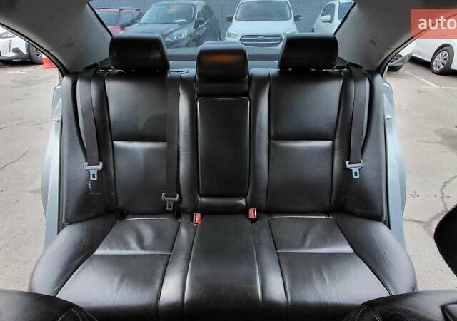 Серый Тойота Авенсис, объемом двигателя 2 л и пробегом 286 тыс. км за 7500 $, фото 4 на Automoto.ua