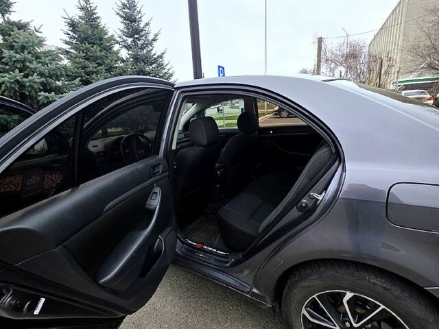 Серый Тойота Авенсис, объемом двигателя 1.8 л и пробегом 240 тыс. км за 8000 $, фото 9 на Automoto.ua