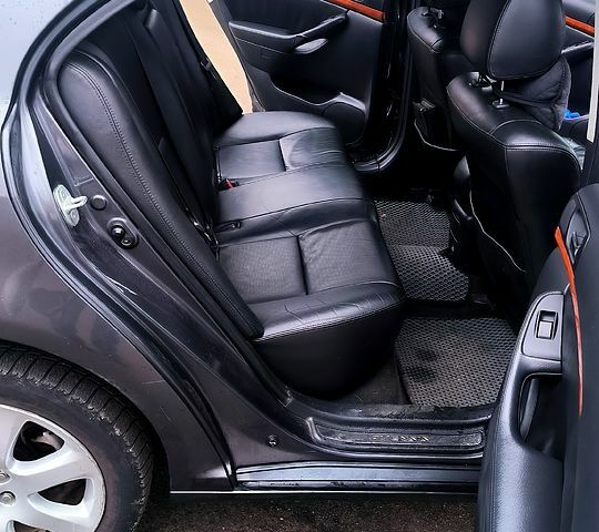 Серый Тойота Авенсис, объемом двигателя 2 л и пробегом 340 тыс. км за 10000 $, фото 9 на Automoto.ua