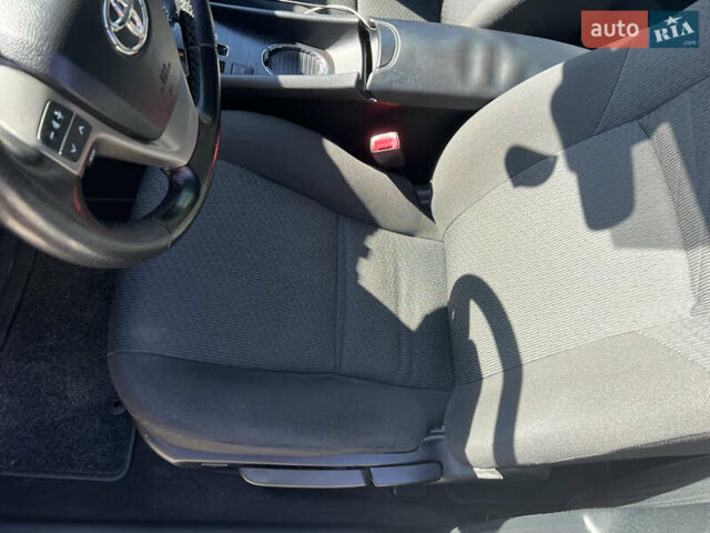Серый Тойота Авенсис, объемом двигателя 2 л и пробегом 177 тыс. км за 10000 $, фото 6 на Automoto.ua