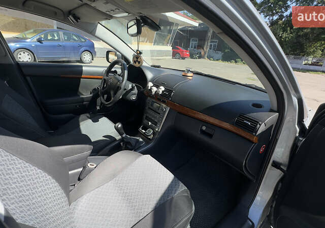 Серый Тойота Авенсис, объемом двигателя 1.79 л и пробегом 340 тыс. км за 6200 $, фото 5 на Automoto.ua