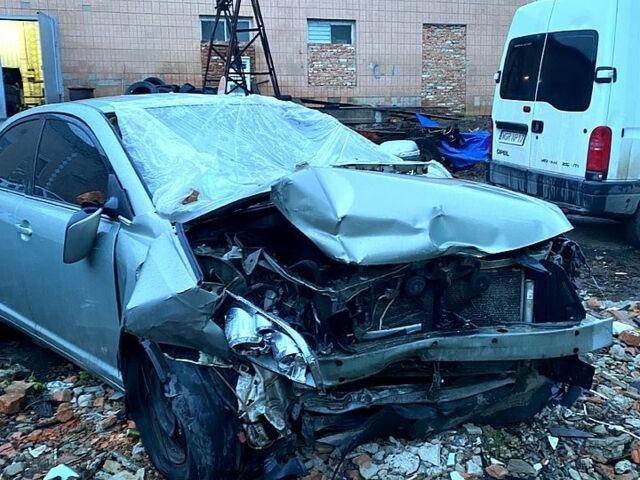 Серый Тойота Авенсис, объемом двигателя 1.8 л и пробегом 210 тыс. км за 2200 $, фото 1 на Automoto.ua