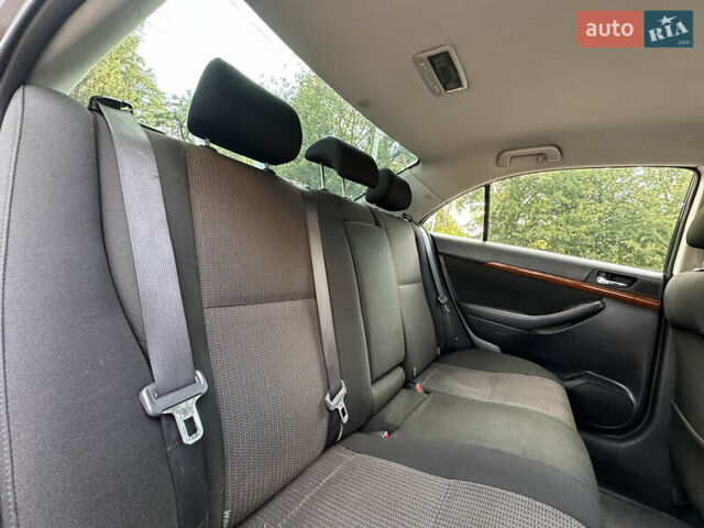 Серый Тойота Авенсис, объемом двигателя 2 л и пробегом 210 тыс. км за 6800 $, фото 10 на Automoto.ua