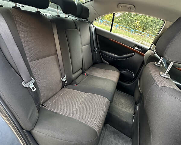 Серый Тойота Авенсис, объемом двигателя 2 л и пробегом 210 тыс. км за 6800 $, фото 9 на Automoto.ua