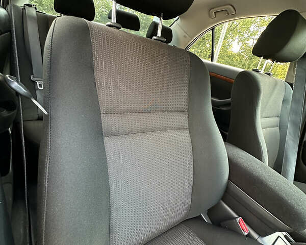 Серый Тойота Авенсис, объемом двигателя 2 л и пробегом 210 тыс. км за 6800 $, фото 11 на Automoto.ua