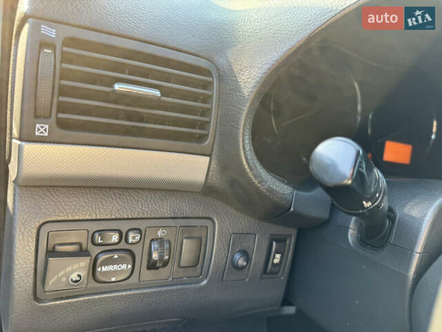 Серый Тойота Авенсис, объемом двигателя 1.79 л и пробегом 225 тыс. км за 7500 $, фото 7 на Automoto.ua