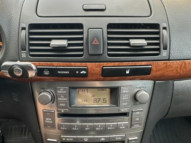 Серый Тойота Авенсис, объемом двигателя 2 л и пробегом 210 тыс. км за 6600 $, фото 16 на Automoto.ua